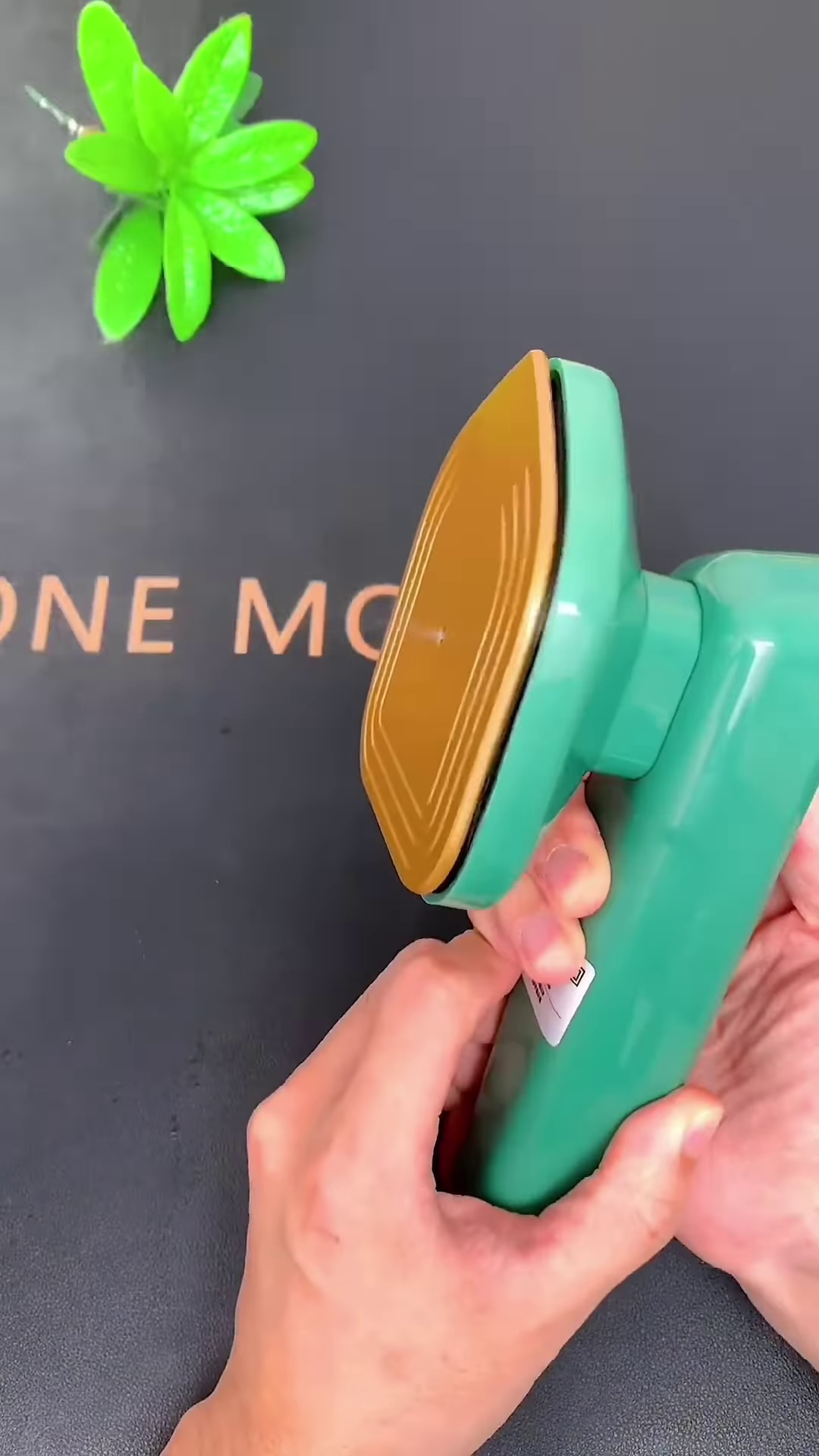 Portable Handheld Garment Steamer – Compact & Travel-Friendly